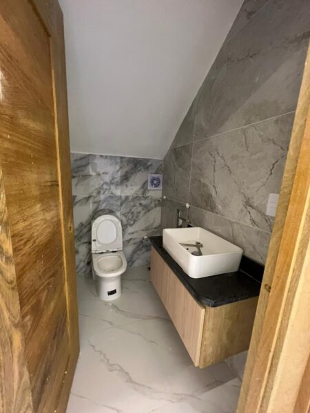 ESPECTACULAR CASA DE VENTA DE DOS NIVELES CON TERMINACIONES DE PRIMERA