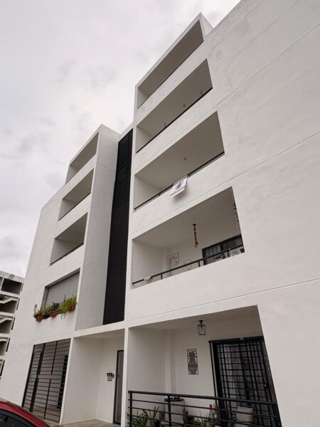 ALQUILER DE APARTAMENTO DE DOS HABITACIONES EN PROYECTO CERRADO CON AMENIDADES