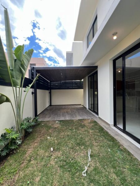CASA DE LUJO EN LOS CERROS DE GURABO