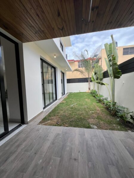 CASA DE LUJO EN LOS CERROS DE GURABO