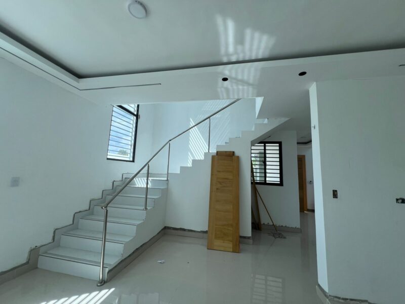 CASA DE DOS NIVELES DE VENTA