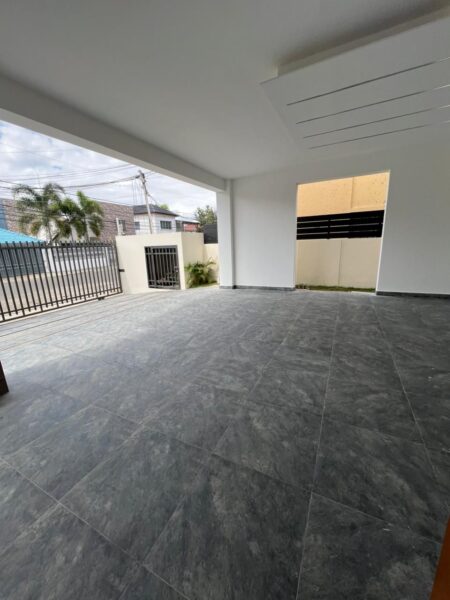 CASA DE LUJO EN LOS CERROS DE GURABO